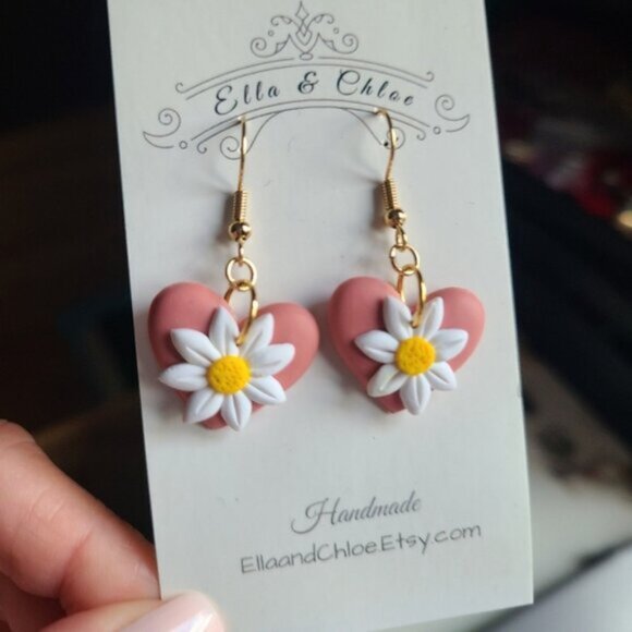 Adorable Pink Dusty Rose Clay Heart Daisy Dangle Drop Gold Plated Earrings - Picture 2 of 4